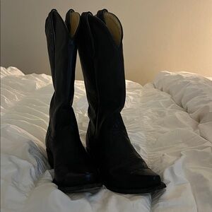 Idyllwind black cowboy boots** run small**